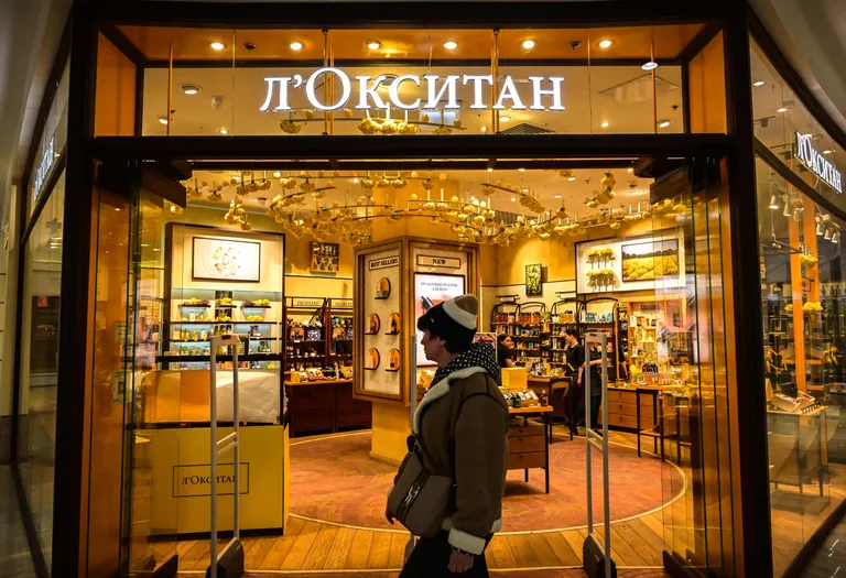 L'Occitane'i kauplused töötavad nüüd Venemaal kirillitsas kaubamärgi all. Klient Moskva kaubanduskeskuses ühest sellisest poest möödumas.