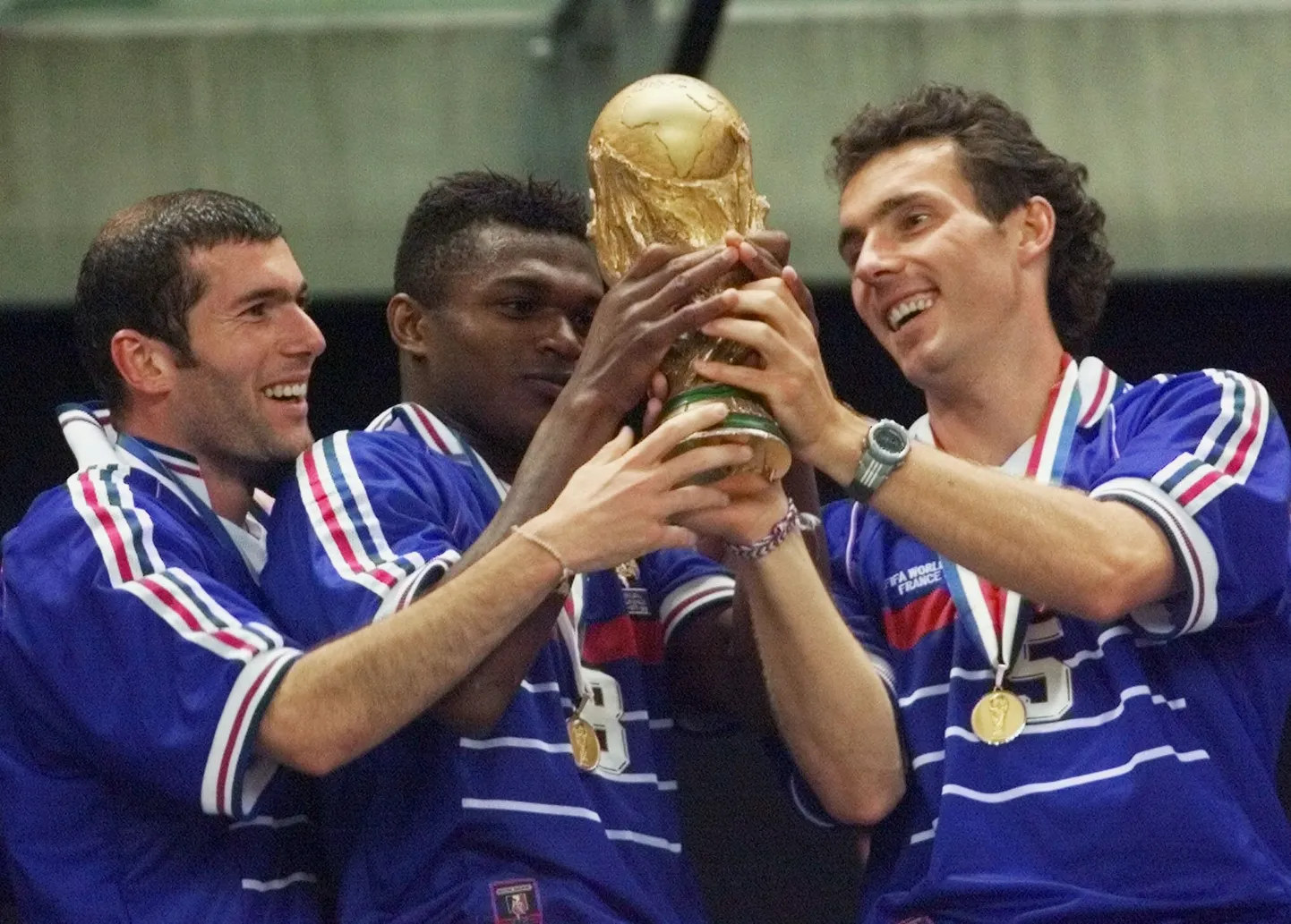 Zinedine Zidane (vasakult), Marcel Desailly ja Laurent Blanc rõõmustavad MMi võidukarika kättesaamise üle.
