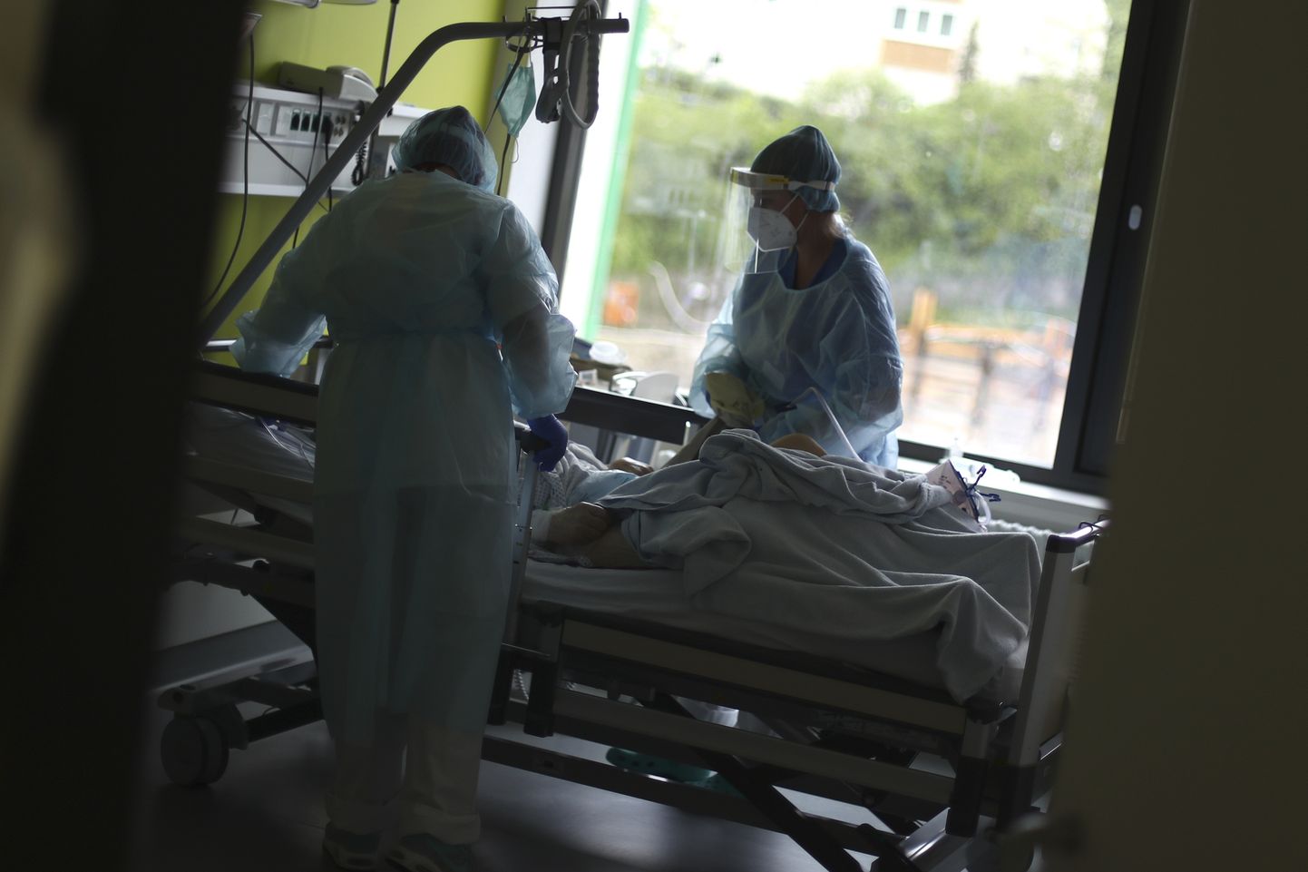 Saksa haiglaõed abistamas intensiivravil olevat Covid-19 patsienti.