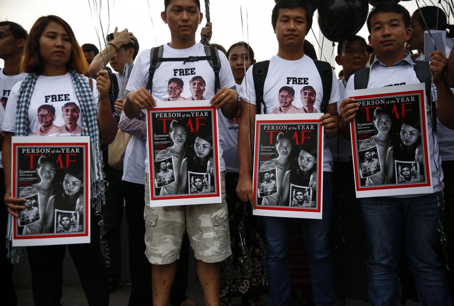 Reutersi ajakirjanike Wa Lone&#39;i ja Kyaw Soe Oo vahistamise aastapäeval meeleavaldusele kogunenud inimesed hoidsid käes pilti ajakirja Time esikaanest.