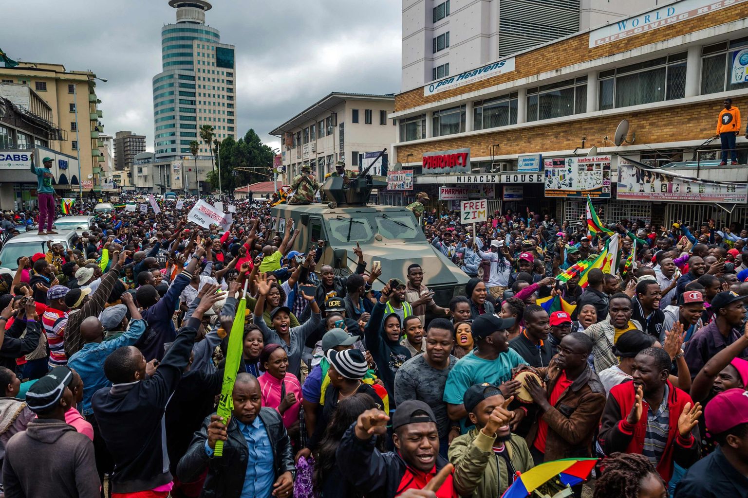 Nädalavahetusel tulid Zimbabwe pealinnas Harares tänavatel kümned tuhanded inimesed, survestamaks 37 aastat võimul olnud president Robert Mugabet tagasiastuma.