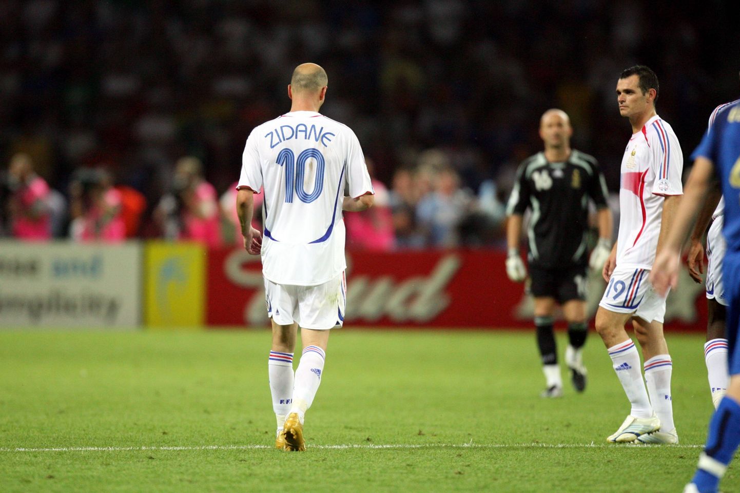 Willy Sagnol (paremal) vaatamas, kuidas Zinedine Zidane pärast punase kaardi nägemist väljakult minema jalutab.