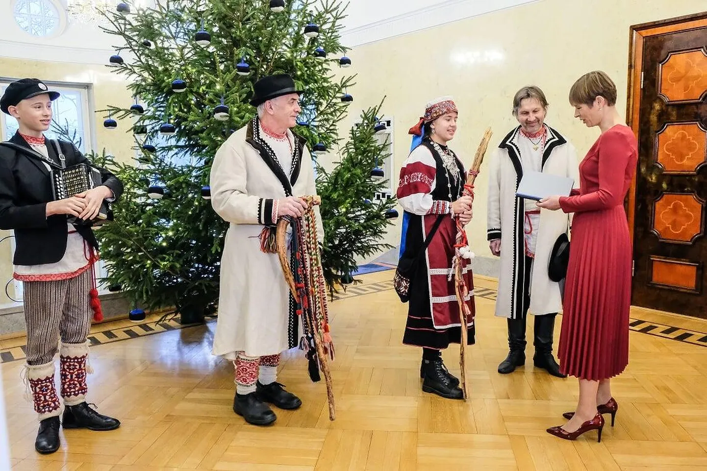Seto Kuningriigi delegatsioon teisipäeval Kadriorus. Vasakult teine ülemsootska Aare Hõrn, paremalt teine Setomaa Liidu juht Margus Timmo. FOTO: Vabariigi Presidendi Kantselei