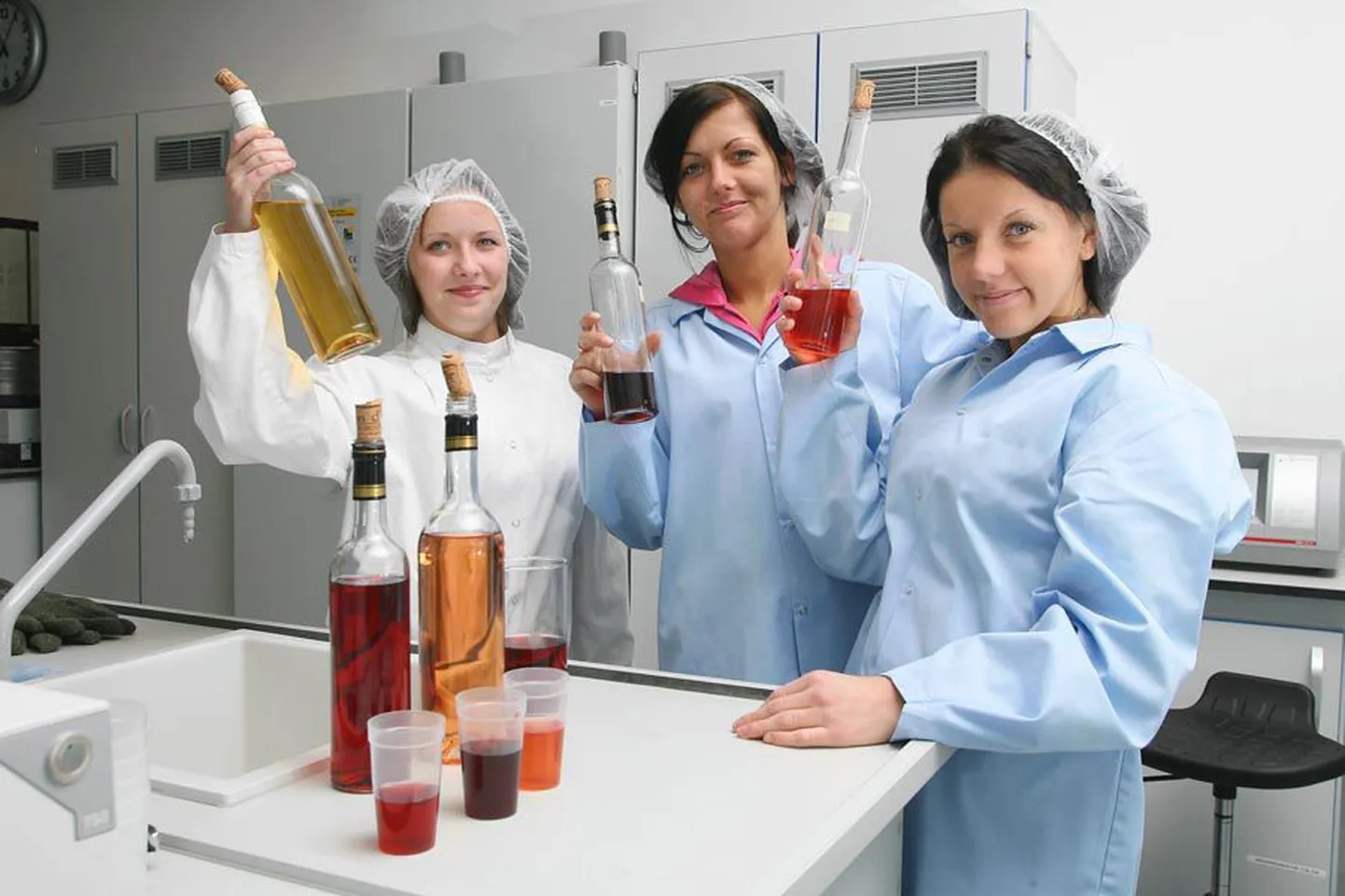 Olustveres joogieriala neljandal kursusel tudeerivad Eva Soo (vasakul), Maarja Sikk ja Kristi Tamm uurivad laboris veini omadusi.