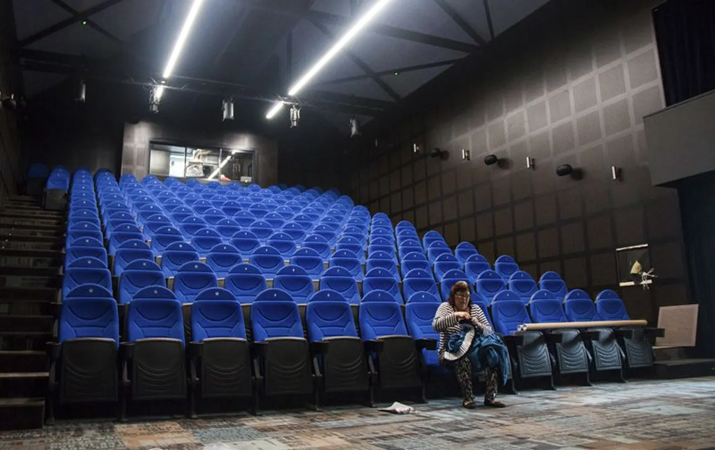 Kinosaali 144 tooli on publiku ootel. Ka pikemate inimeste jalad mahuvad kenasti ära.