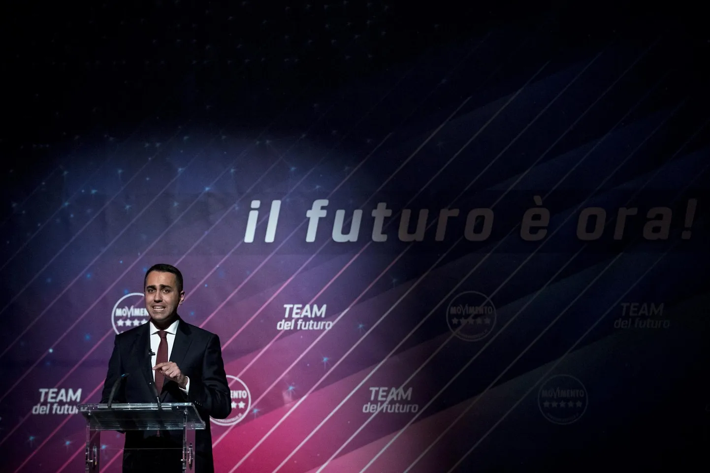 Kui Itaalia välisminister Luigi Di Maio teatas eelmisel nädalal, et astub Viie Tähe Liikumise esimehe kohalt tagasi, ilutses tema selja taga kiri: «Tulevik on praegu!» Arvestades, et partei kaotab korraga nii toetust kui ka parlamendiliikmeid, näib kõik viitavat tumedale tulevikule, nagu ennustavad ka poliitikaasjatundjad.
