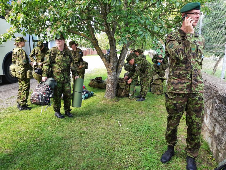 Pärnust sõitis Kuressaarde võidupüha paraadil osalema üle 180 kaitseliitlase, naiskodukaitsja, noorkotka ja kodutütre.