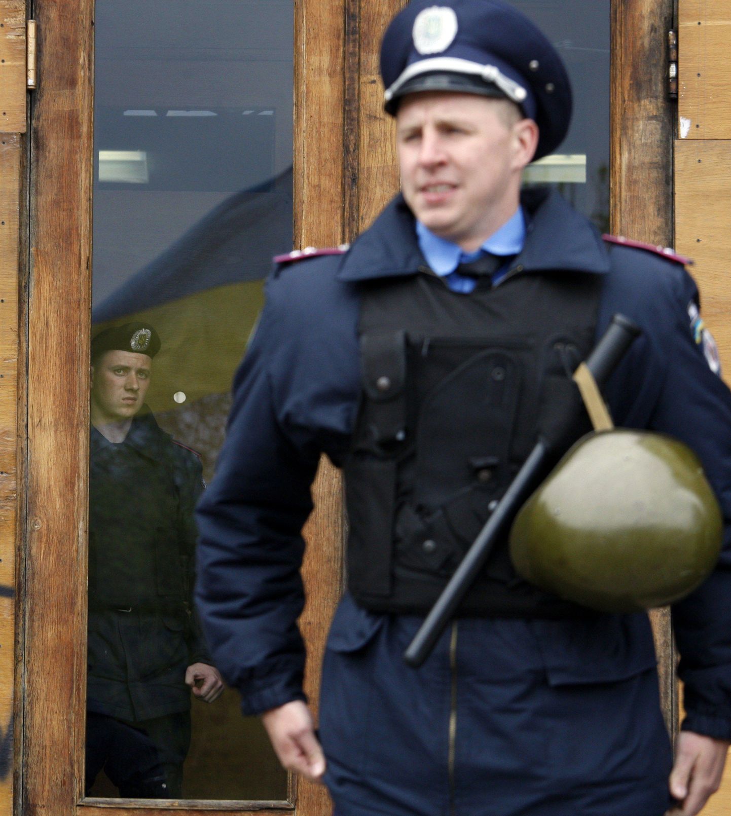 Милиционер охраняет административное здание в Киеве 5 мая.