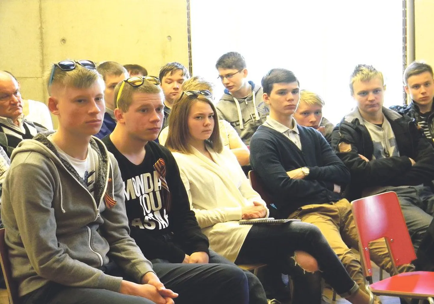 На дискуссию, посвященную урокам украинского кризиса, многие молодые люди пришли с георгиевскими ленточками на груди.