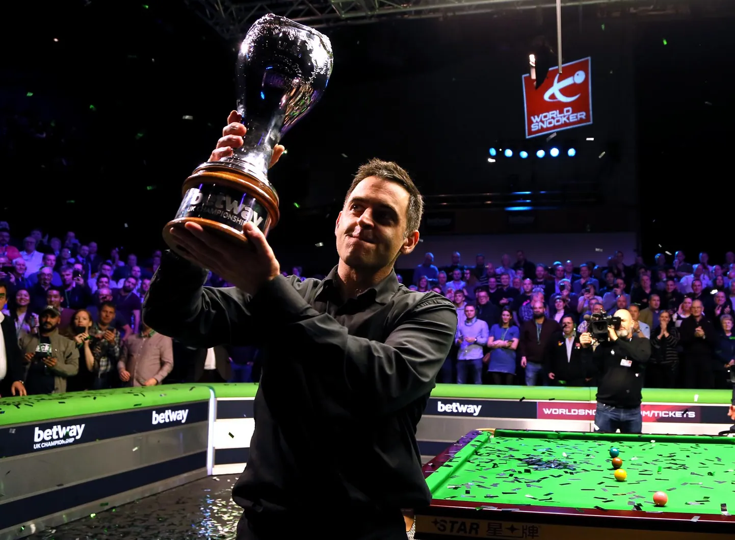 Ronnie O&#39;Sullivan tõstis pea kohale seitsmenda Ühendkuningriigi meistritrofee.