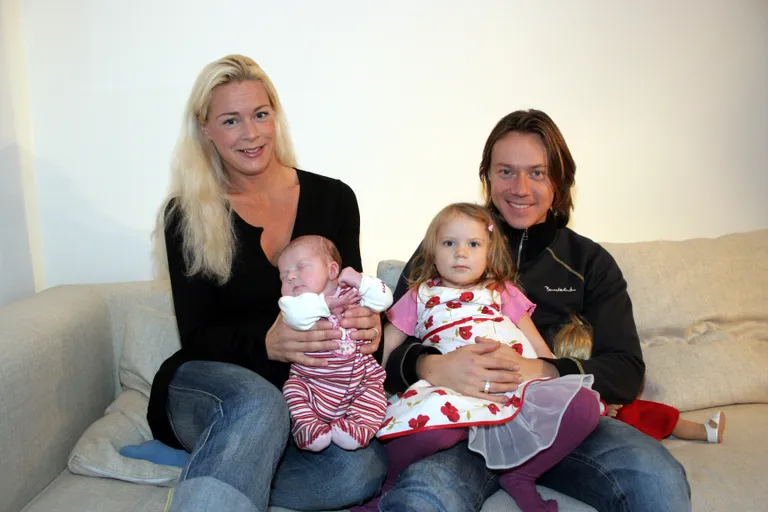 Malena Ernman ja Svante Thunberg koos tütarde Beata ja Gretaga 2005