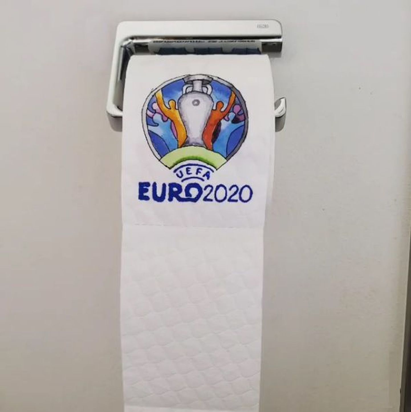 Немецкий художник изобразил главные события Евро-2020 на туалетной бумаге.