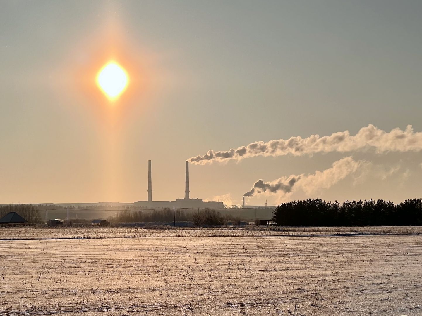 Балтийская электростанция "Enefit Power" и находящаяся на ее территории резервная газовая котельная отвечают за отопление целого большого города Нарва.