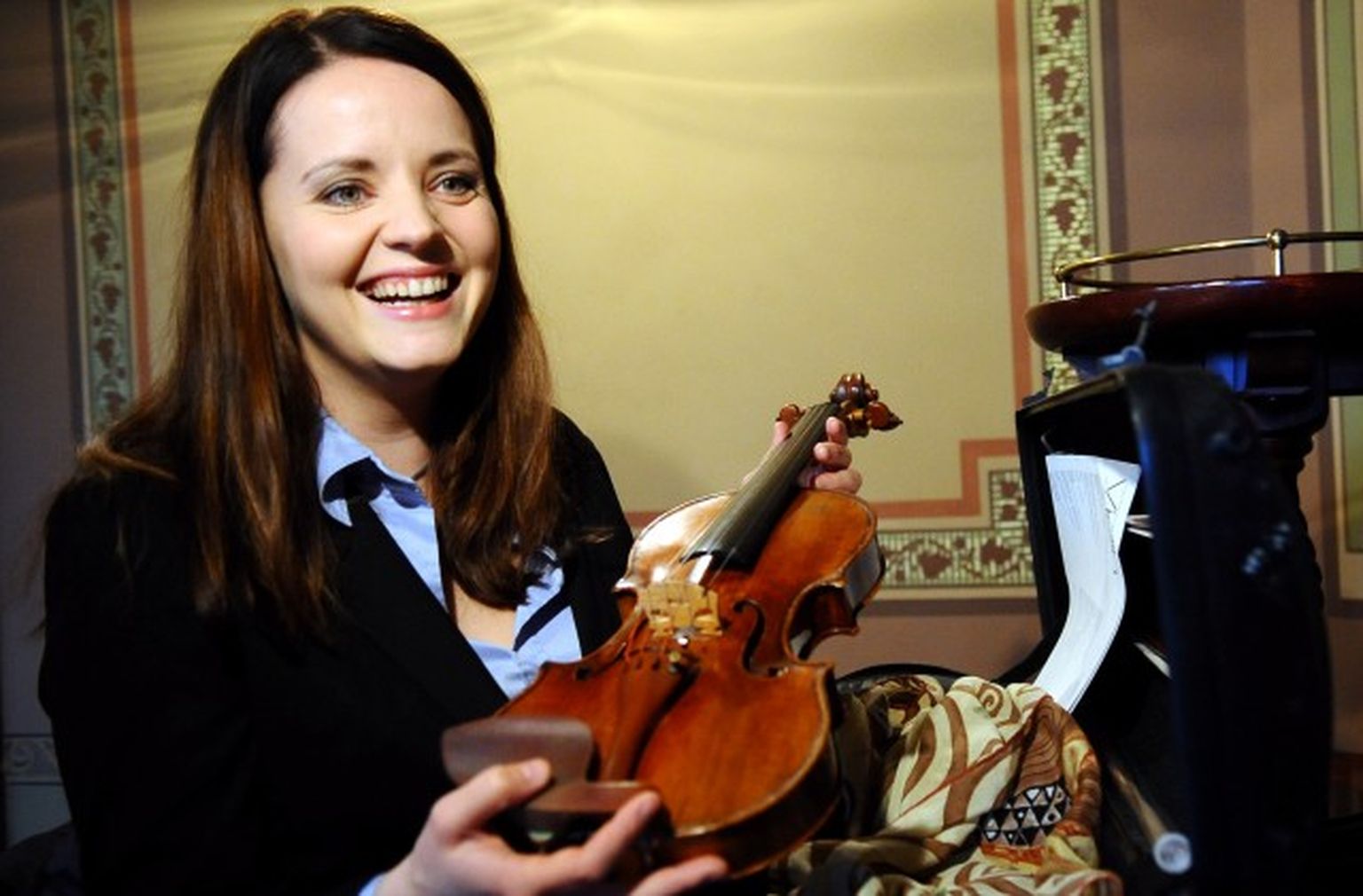 Izcilā vijolniece Baiba Skride ar vijoli pēc preses konferences par koncertu Latvijas Nacionālajā operā kopā ar Birmingemas simfoniskā orķestri