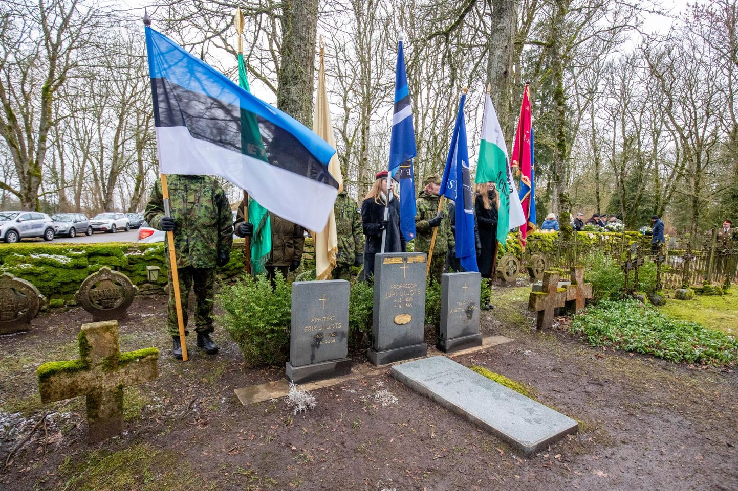 Lääneranna vallas Kirbla kalmistul puhkab oma suguvõsa kalmistul kunagine Eesti peaminister professor Jüri Uluots. 