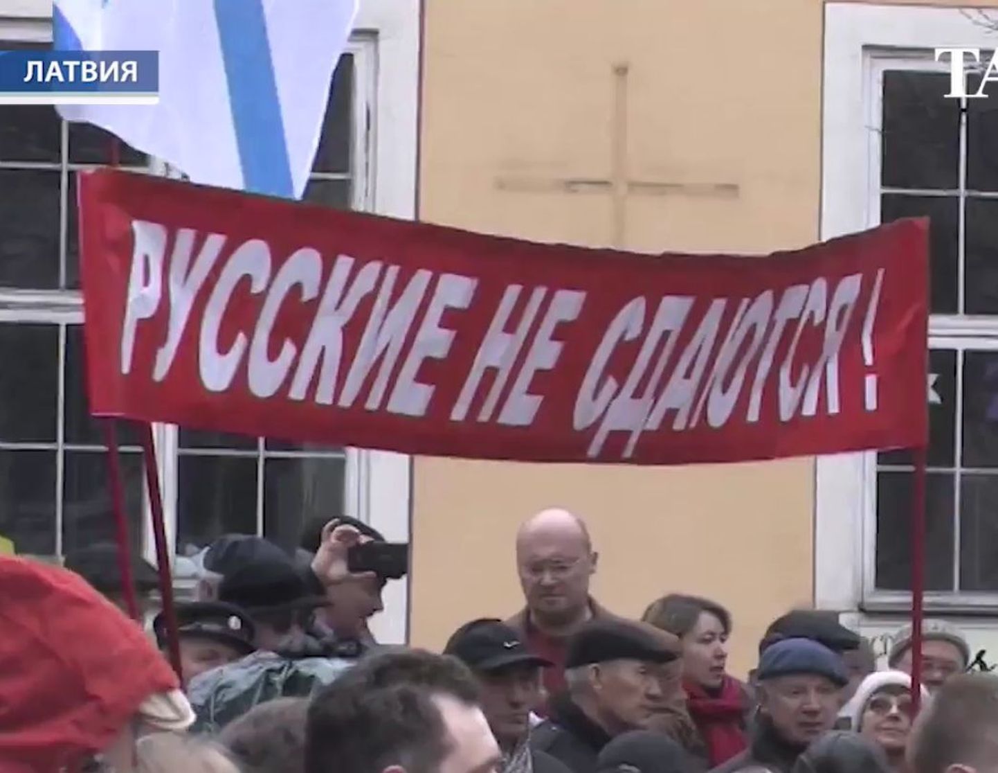 Акция протеста в Риге против перевода русских школ на латышский язык обучения.
