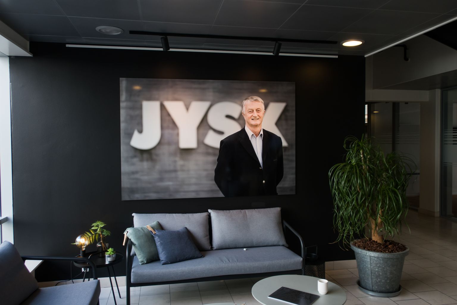 JYSKi peakorterisse sisenedes vaatab vastu suur pannoo asutaja ja omaniku Lars Larseni fotoga