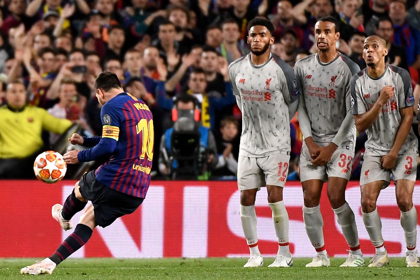 Lionel Messi Liverpooli vastu karistuslööki löömas.