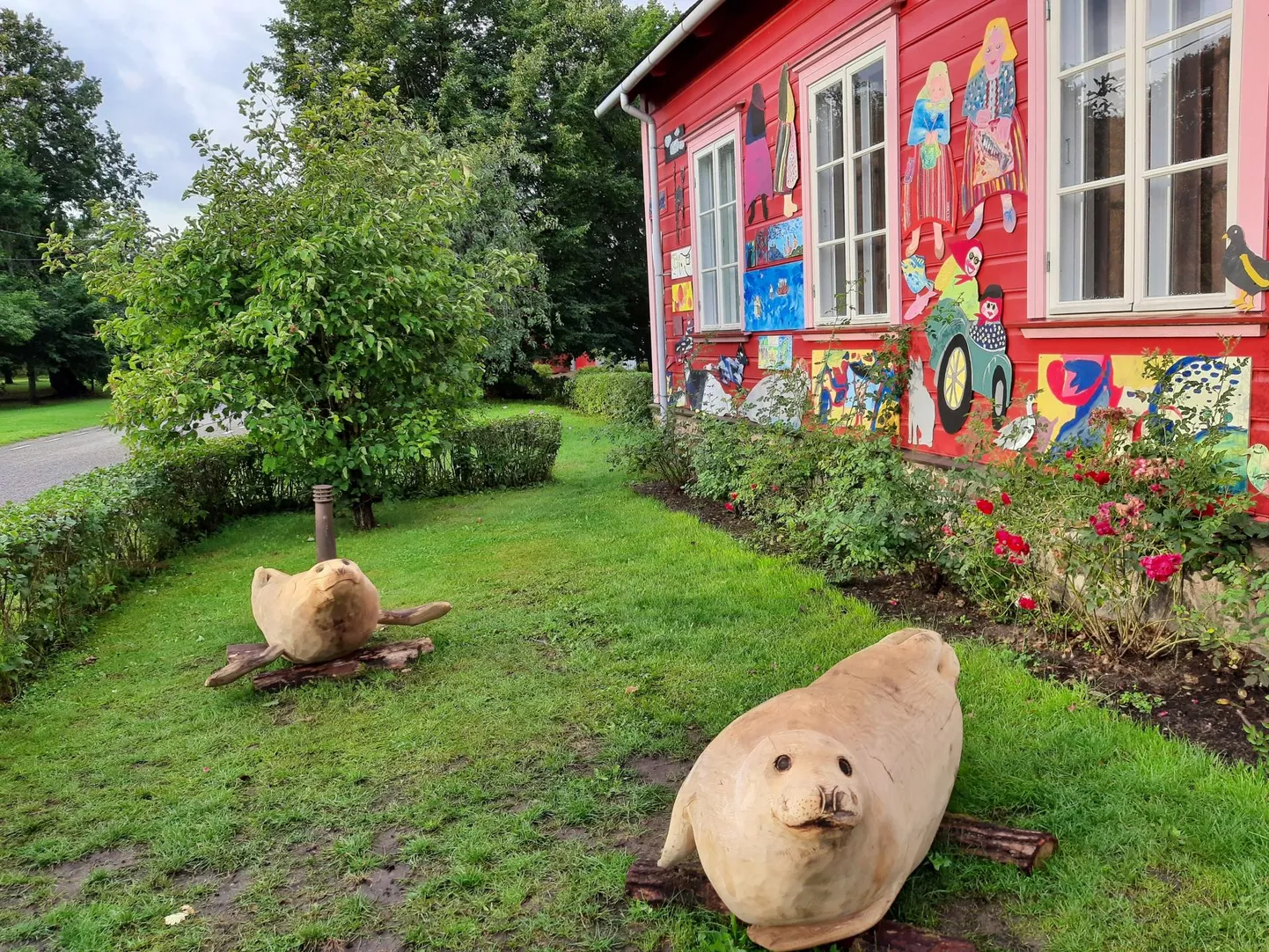 Praegu laudalustele toetuvate puuhüljeste alla laotakse kivid, nagu lesiksid nad rannikul.