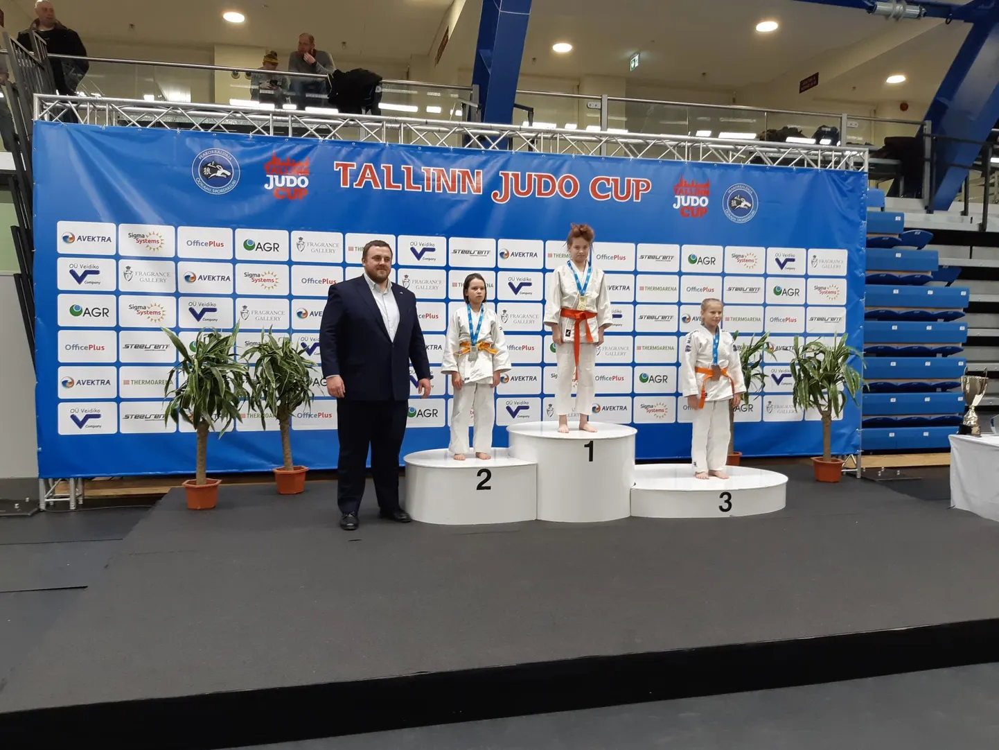 Rahvusvahelise Tallinn Judo Cupi võitja Marianne Tornijainen (Pärnu judoklubi Samurai), autasustamist viis läbi endine sumomaadleja Baruto.