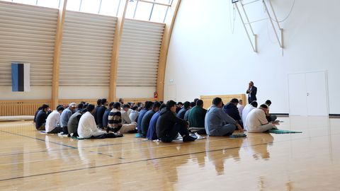 Islamiusuliste kogukond kasvab üha, aga sobilikku palvekohta ei paista