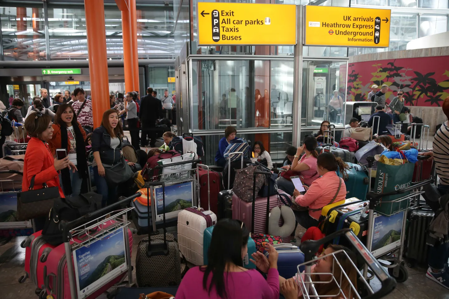 Reisijad Heathrow lennujaama 5. terminalis pärast British Airwaysi teadet lendude tühistamisest laupäeval.