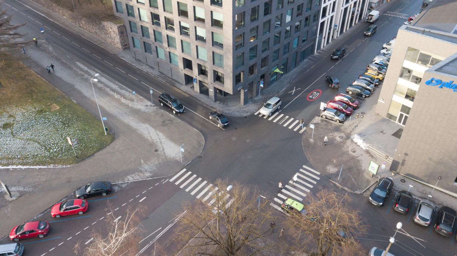 Vanemuise ja Ülikooli tänava ristmikule ehitustööde käigus liiklusfoori ei paigaldata.