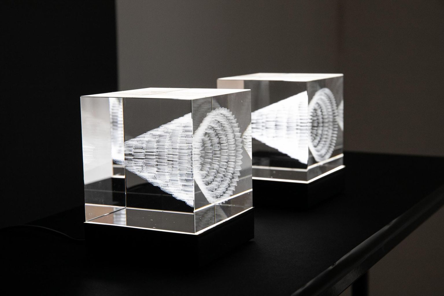 Näitusel “Kuula – ja sa näed!” avab kuus kunstnikku klaasi eri tahke. Eve Koha.