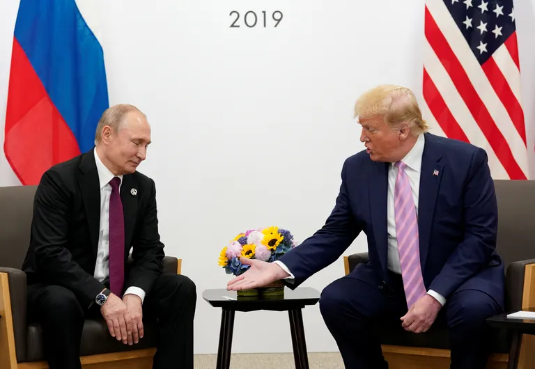 Президент США Дональд Трамп жестикулирует во время двусторонней встречи с президентом России Владимиром Путиным на саммите лидеров G20 в Осаке, Япония, 28 июня 2019 года. REUTERS/Кевин Ламарк