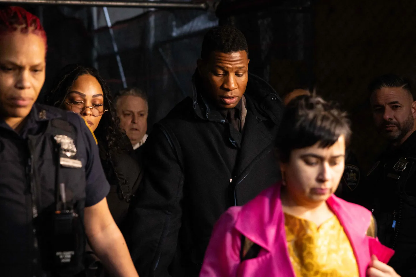 34-aastane Jonathan Majors lahkumas kohtust pärast süüdimõistmist.