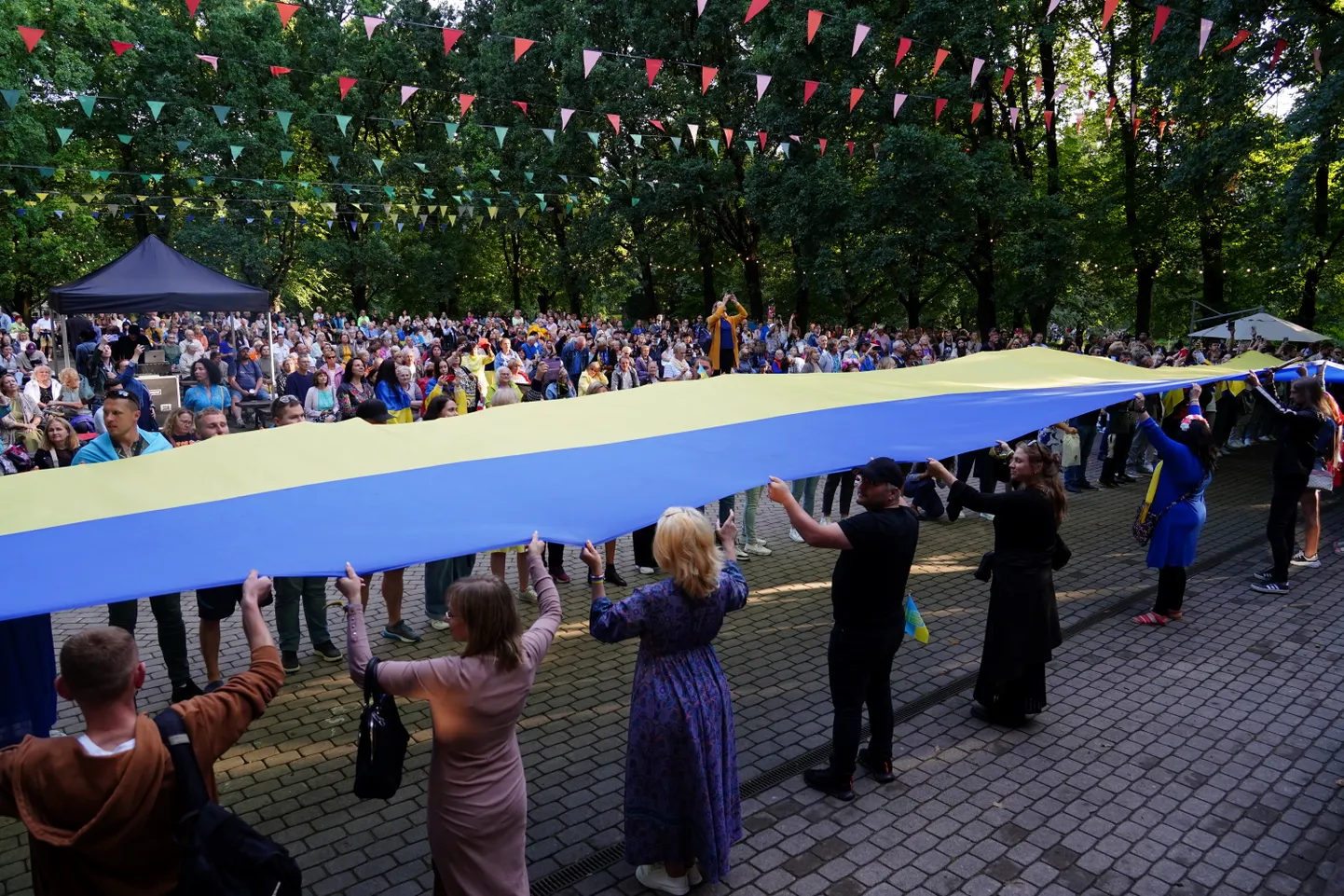 Atzīmējot Ukrainas Neatkarības dienu, Vērmanes dārza norisinās labdarības koncerts Ukrainas armijas atbalstam.