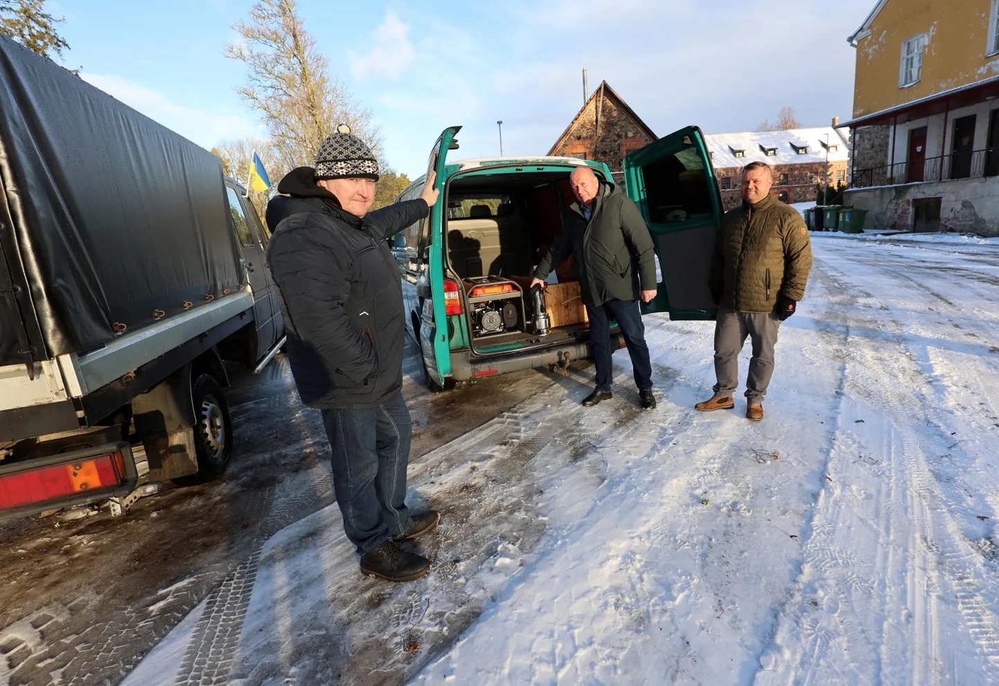 Peipsiääre mehed Meelis Mõisa (vasakult), Peeter Kiuru ja Sven Särki said Alatskivil vallamaja õuel kokku, et üle vaadata saunakompleksi tugiauto ühes lisavarustusega, mis uuel aastal Ukrainasse toimetatakse. See on tänavu juba kolmas abisaadetis selle kandi inimestelt.