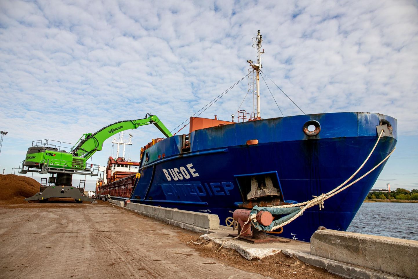 Pärnu sadamast veetakse välja turvast. FOTO: Urmas Luik