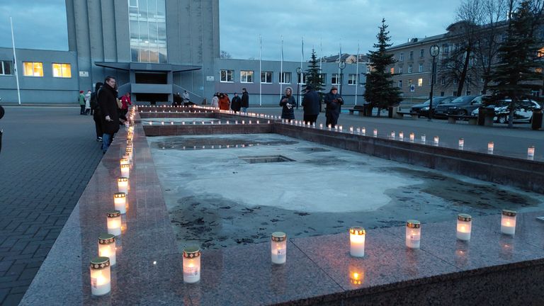 Märtsiküüditamise ohvrite mälestamine Kohtla-Järvel.