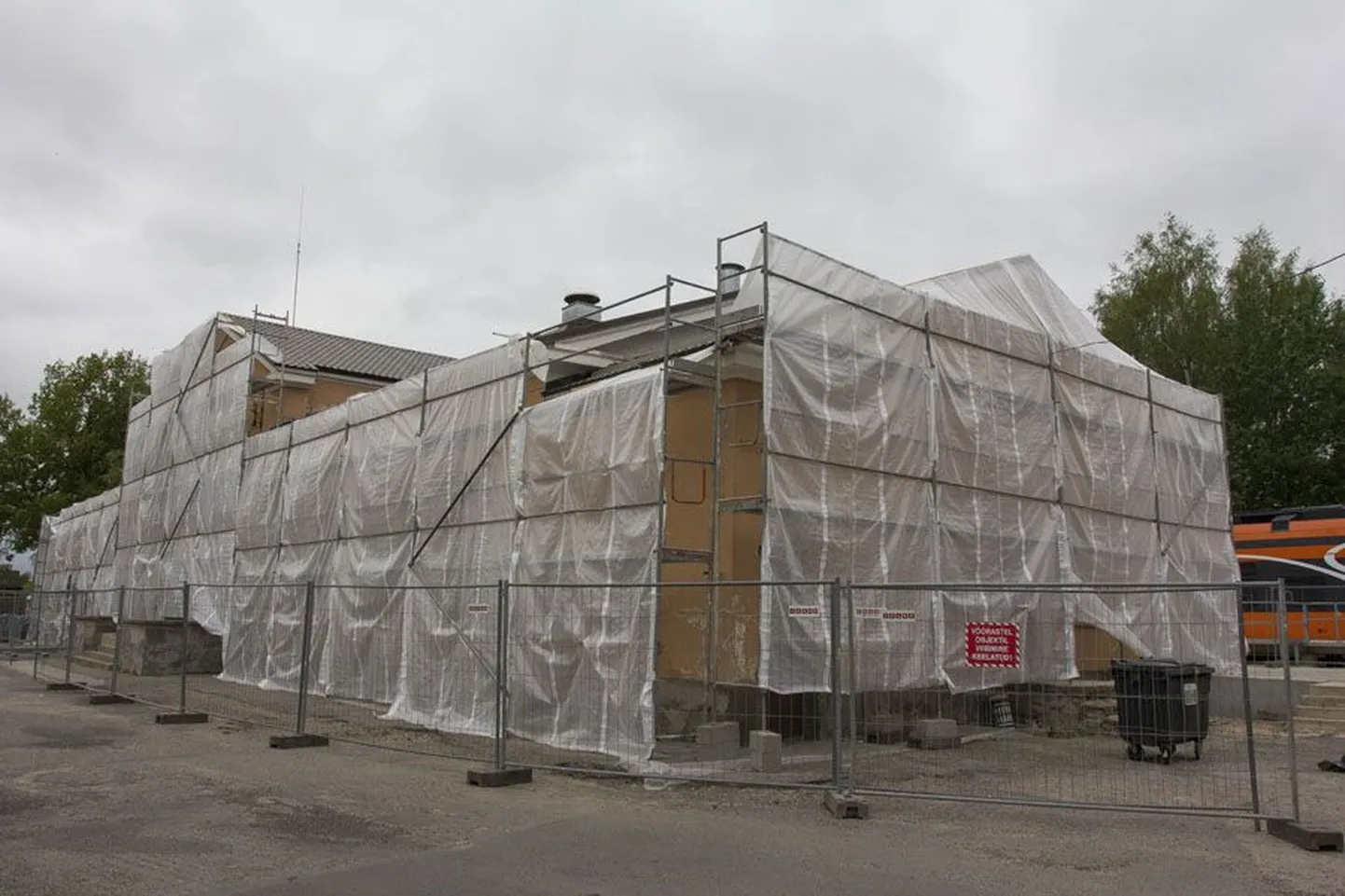 Viljandi vaksalihoone fassaadi kallal käivad renoveerimistööd.