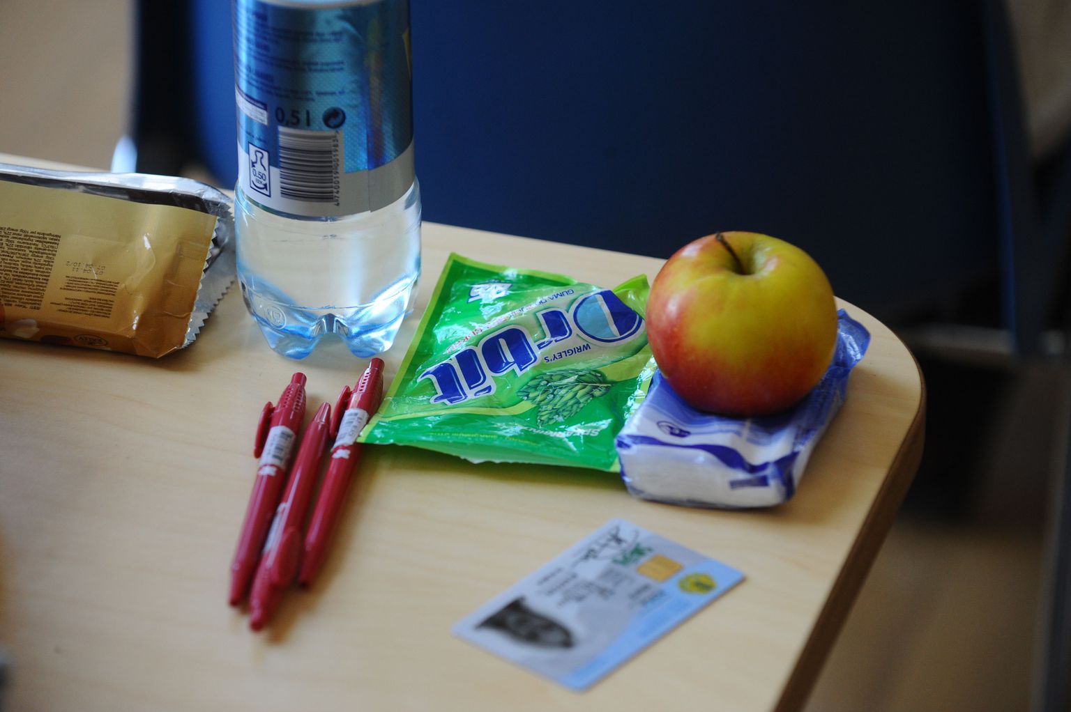 Iga kirjandikirjutaja raudvara: kirjutusvahendid, jook ja natuke toidupoolist.