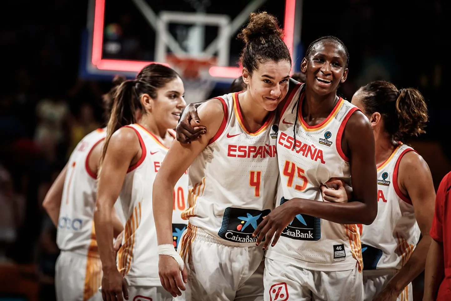 Spānijas basketbolistes Laura Nikollsa un Astū Ndūra