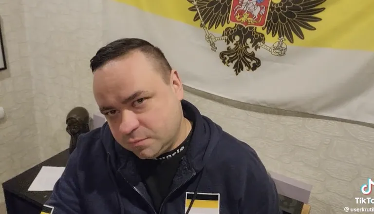 Sergei Krutihhin poseerib Venemaa imperialismisümbolite taustal.