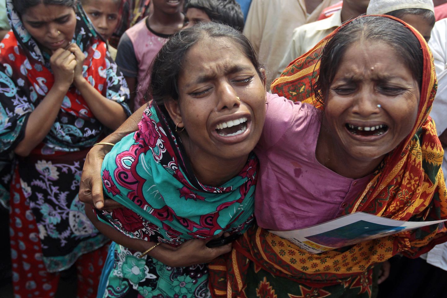 Bangladeshi naised nutavad vabrikuvaringus surnud sugulaste palvetseremoonial