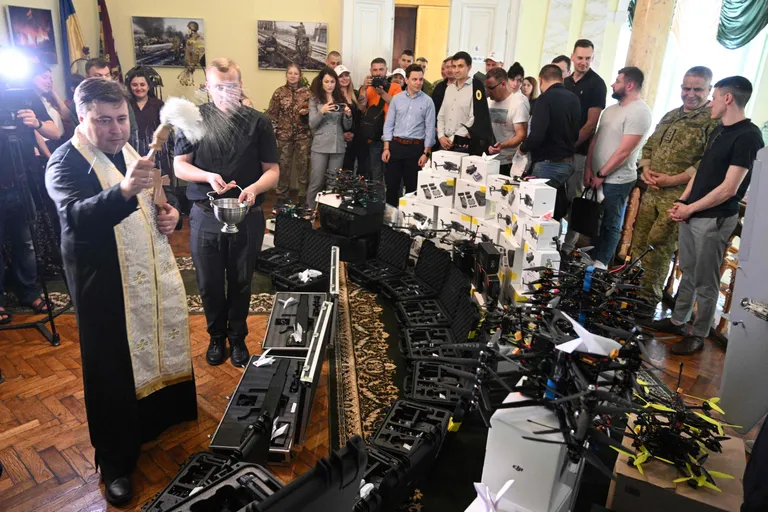 ОТец Тарас освящает дроны, закупленные волонтерами для ВСУ. Львов. Июнь 2023. 