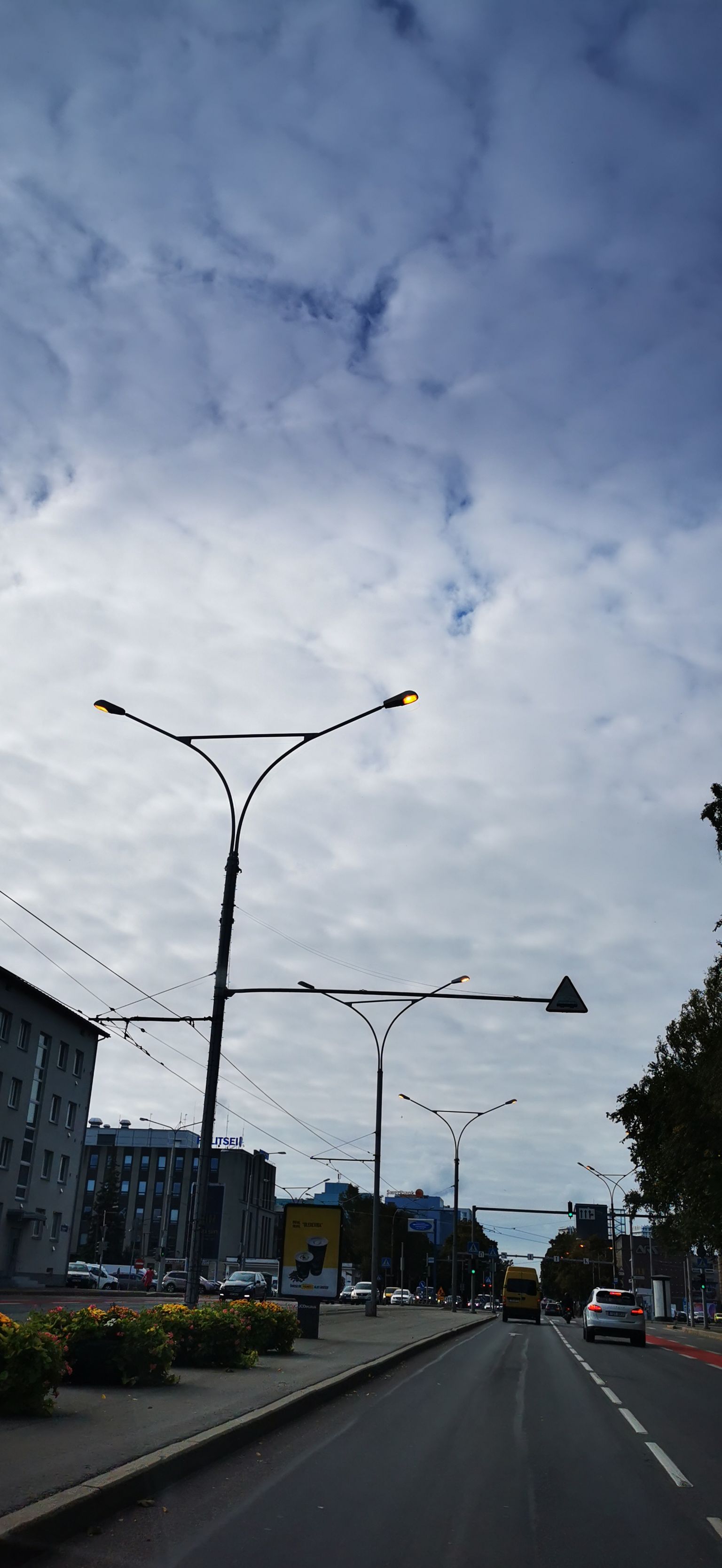 Tänavavalgustus Pärnu maanteel.