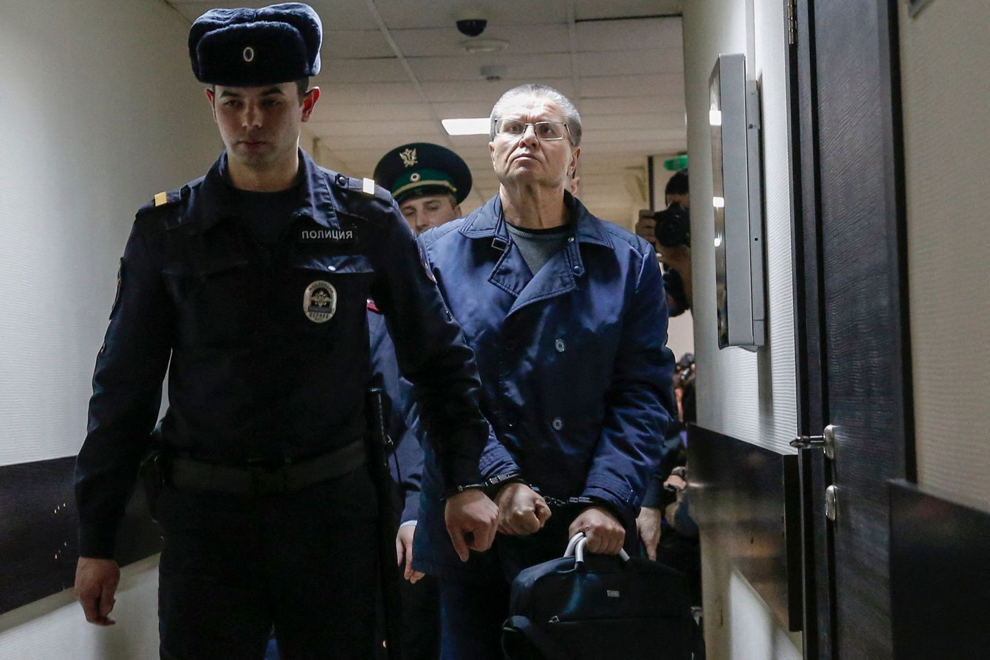 Vene endine majandusarenguminister Aleksei Uljukajev vanglaametnike konvoi saatel.