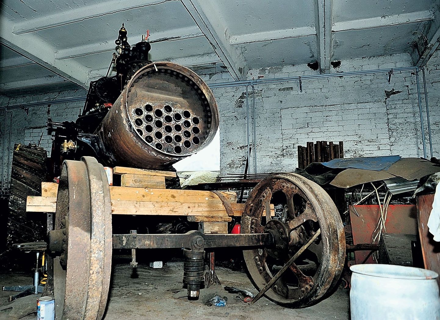 Tõnu Ojamaa taastab kodutalus Tartumaal Aardlas autentsel kujul 1936. aastal Inglismaal valminud aurumasinat. Umbes kolmveerand töödest on praeguseks tehtud, kinnitab meistrimees. Valmis loodetakse saada järgmisel aastal.