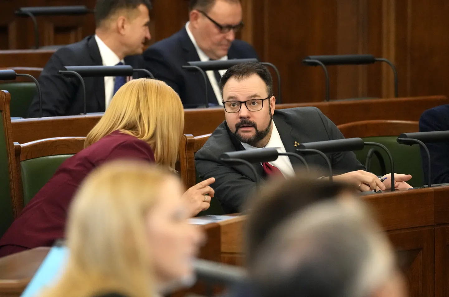 Ministru prezidente Evika Siliņa un satiksmes ministrs Kaspars Briškens piedalās Saeimas sēdē, kurā tiek izskatīts 2024. gada valsts budžets un budžeta ietvars 2024., 2025. un 2026. gadam.