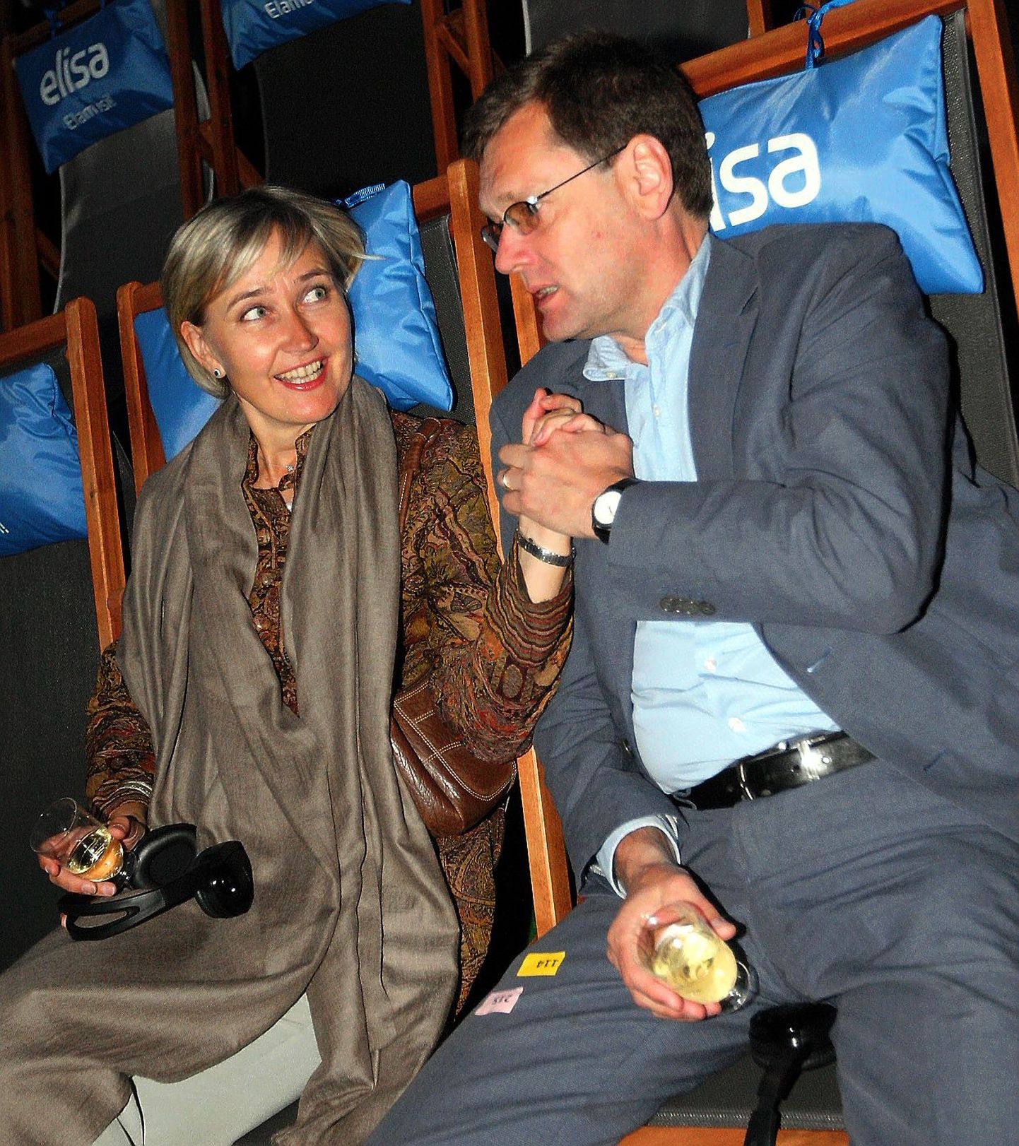 Staarpoliitik ja naisõiguslane Marianne Mikko ja tema rootslasest abikaasa Peter Andrekson kudrutasid nagu vastarmunud katusekino terrassil