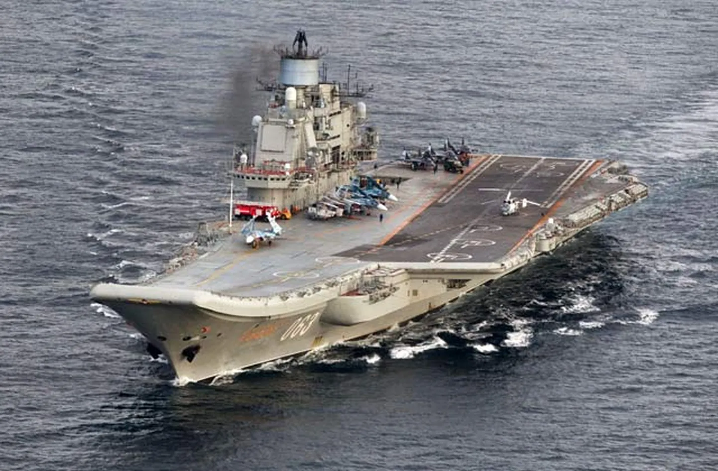 Корабль российской авиационной базы "Адмирал Кузнецов"