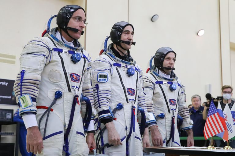 ISSi 63. missiooni meeskond vasakult: ameeriklane Christopher Cassidy ning venelased Anatoli Ivanišin ja Ivan Vagner meediale esitlemisel Moskva-lähedases kosmosetreeningute keskuses Tähelinnas