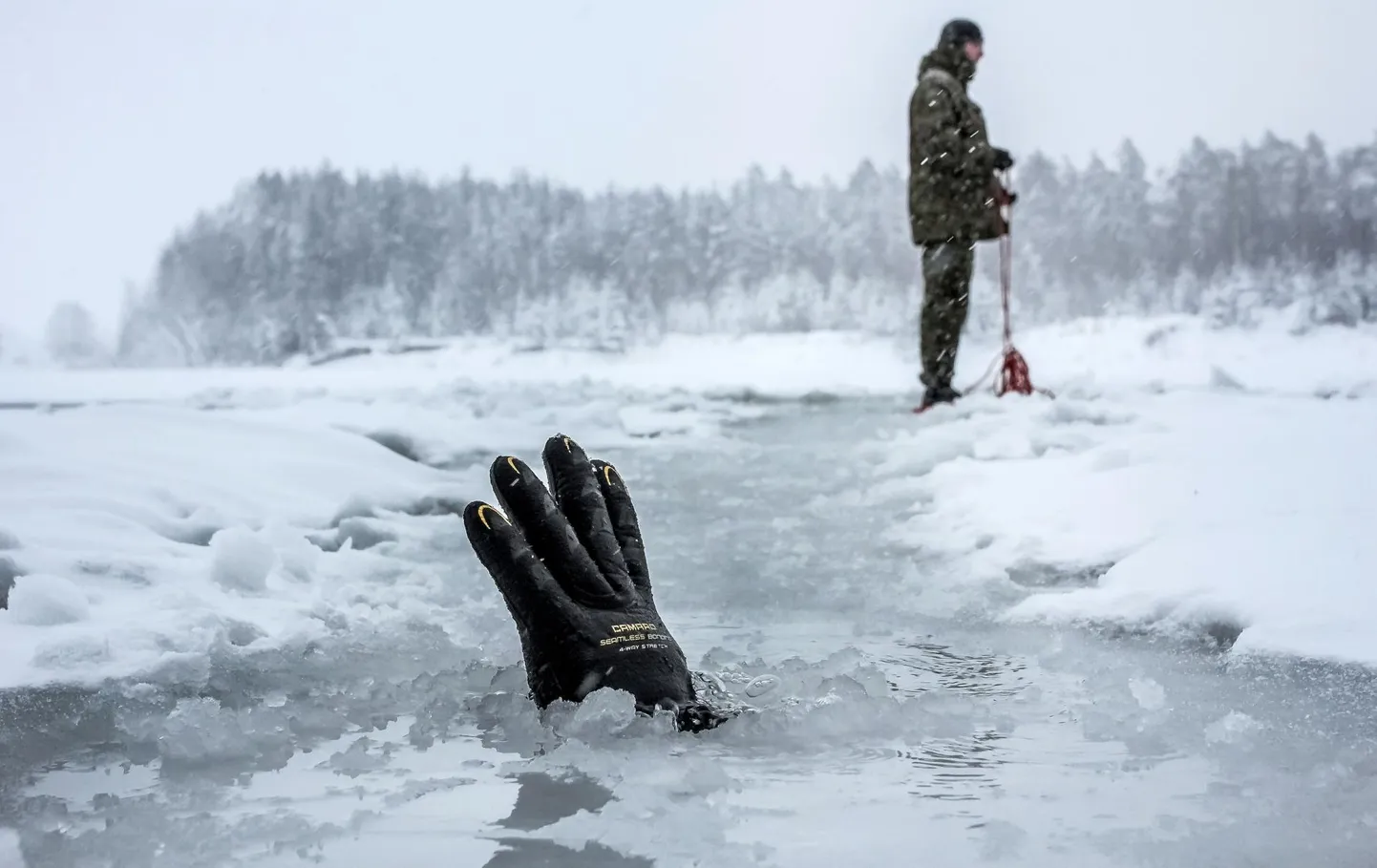 Päästeamet hoiatab, et veekogudele tekkinud õhukesele jääle minna on ohtlik.