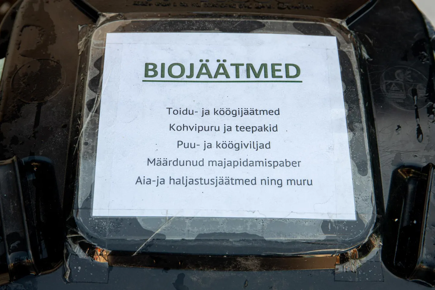 Kui varem tuli toidujäätmed muust prügist eraldi koguda vaid suurte kortermajade elanikel, siis mullu detsembrist kehtima hakanud uue korra järgi tuleb seda teha kõigil Pärnu elanikel. Samasugune kohustus juba kehtib või hakkab kohe-kohe kehtima teisteski omavalitsustes.