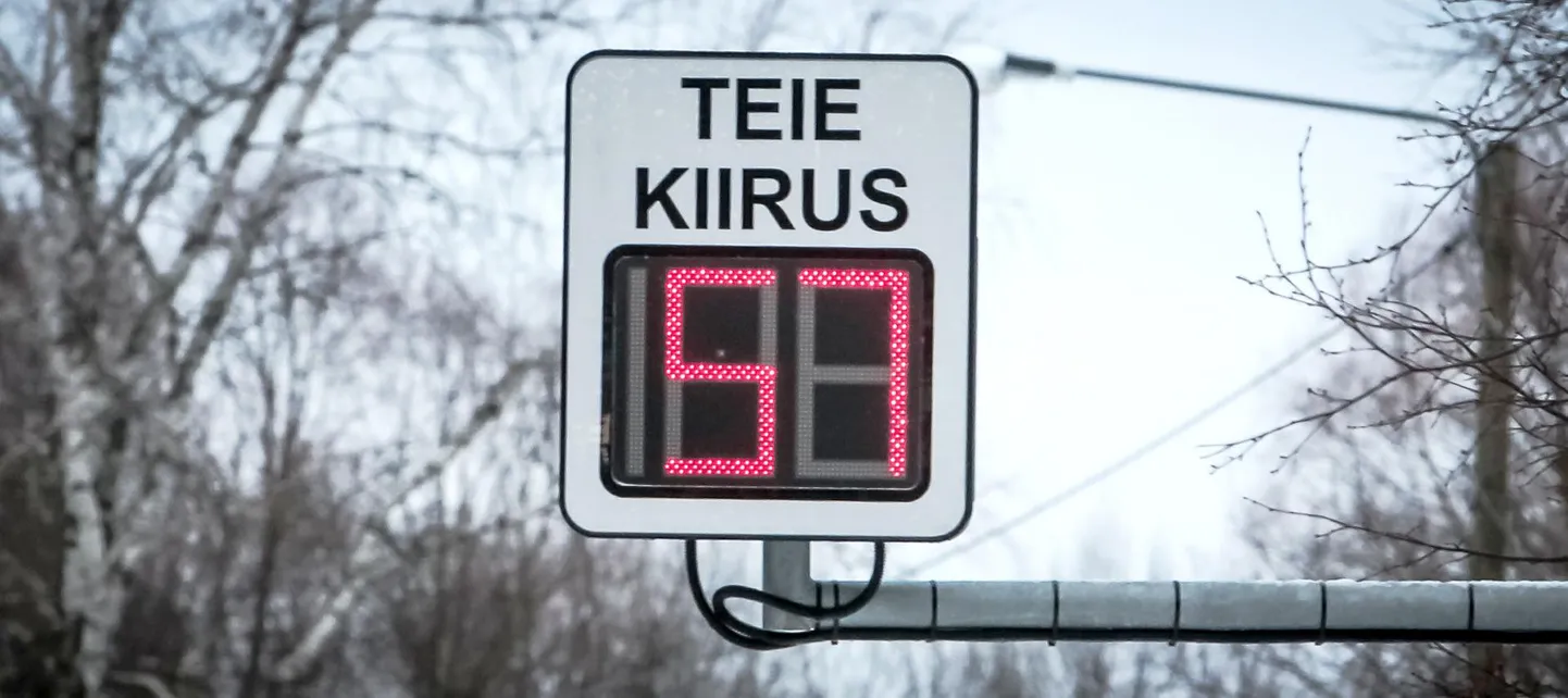 Kiirustabloo fikseerib auto liikumiskiiruse, erinevalt kiiruskaamerast tabloo trahvi ei tee.